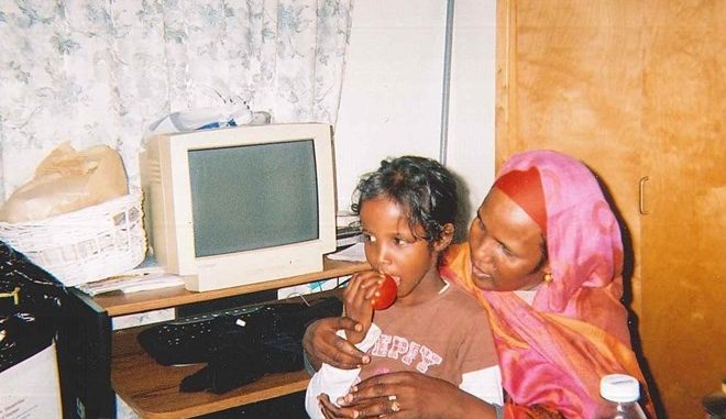 2017914636409486091813351zuheera-mom-apple_crop